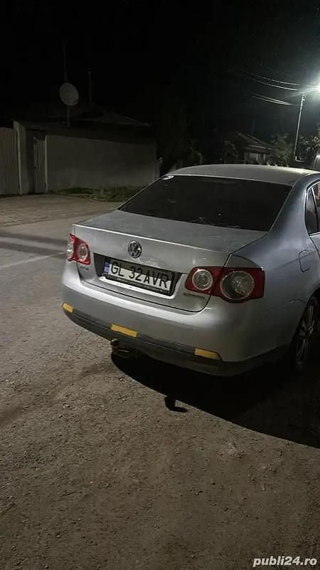 Argintiu Utilizat 2009 VW Jetta Berlinǎ | 2.500 EUR (Super Preț) - Imagine 1/4
