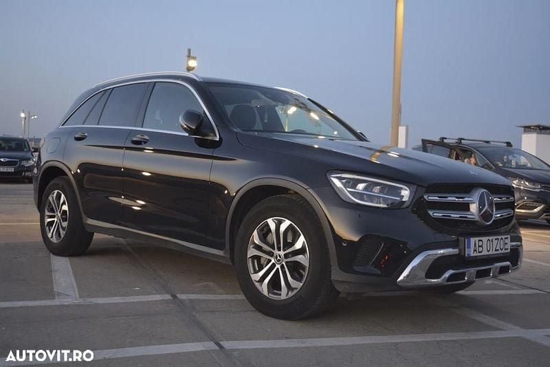 Culoarenegru Utilizat 2019 Mercedes GLC200 SUV | 32.999 EUR (Preț OK) - Imagine 1/4