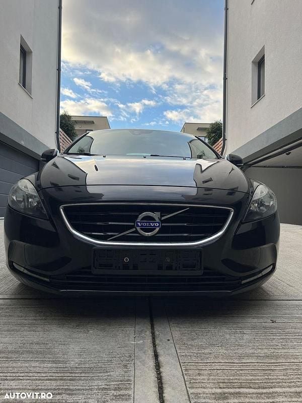 Culoarenegru Utilizat 2014 Volvo V40 Momentum Break | 5.500 EUR (Preț bun) - Imagine 1/4
