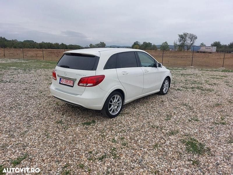 Second-hand Mercedes B200 Urban 156 CP (114 kW) 2015 Culoarealb Monovolum