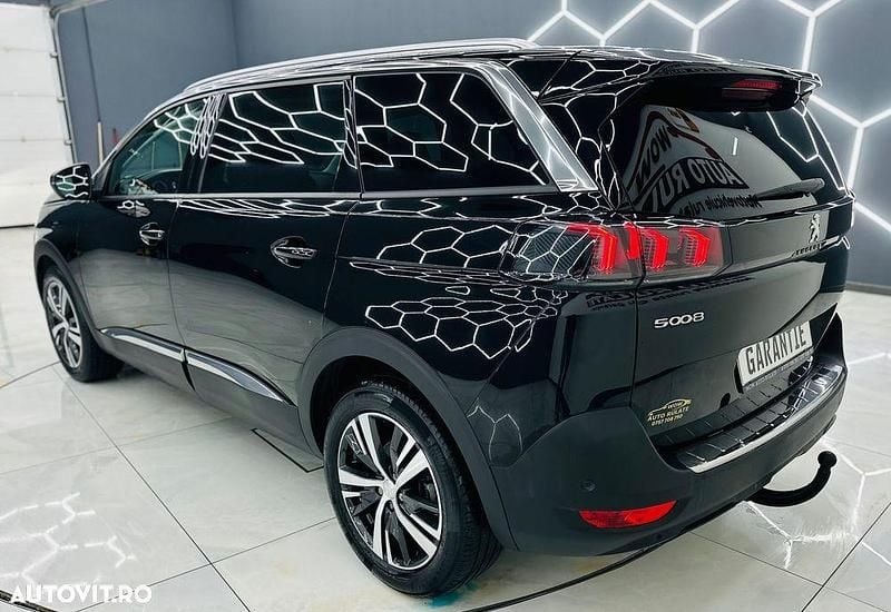 Second-hand Peugeot 5008 Allure 130 CP (95 kW) 2022 Culoarenegru SUV