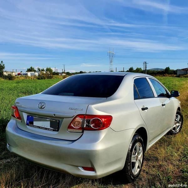 Second-hand Toyota Corolla Luna 99 CP (72 kW) 2011 Argint Berlinǎ