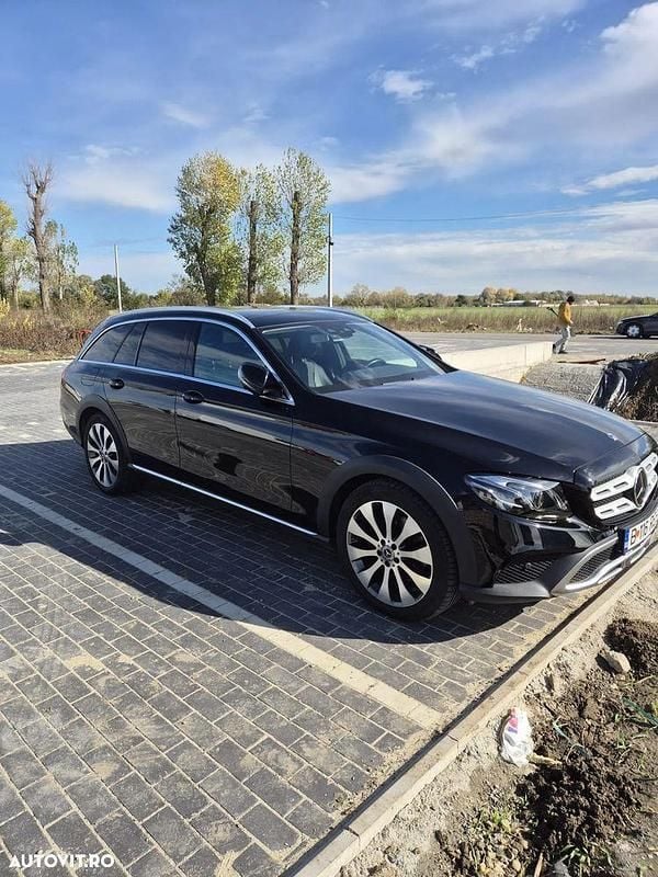 Culoarenegru Utilizat 2019 Mercedes E220 Break | 34.000 EUR - Imagine 1/4