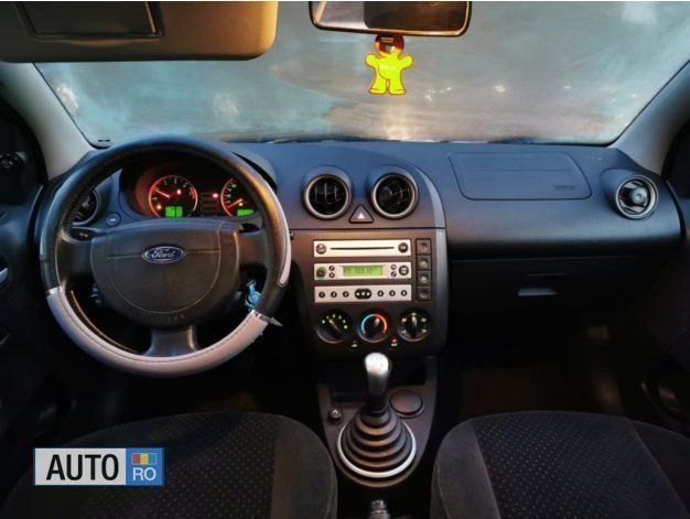 Second-hand Ford Fiesta 70 CP (51 kW) 2004 Argintiu metalizat Hatchback