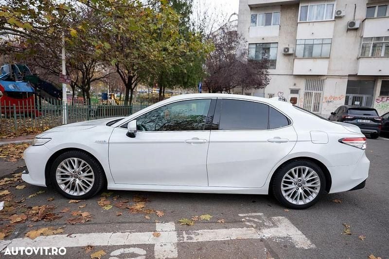 Culoarealb Second-hand 2020 Toyota Camry Berlinǎ | 23.999 EUR (Preț bun) - Imagine 1/4