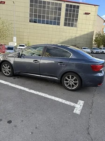 Second-hand Toyota Avensis 124 CP (91 kW) 2012 Berlinǎ
