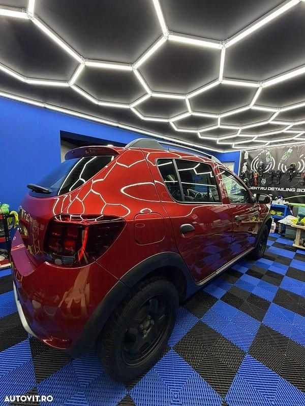 Second-hand Dacia Sandero Stepway 95 CP (69 kW) 2017 Culoarerosu Hatchback