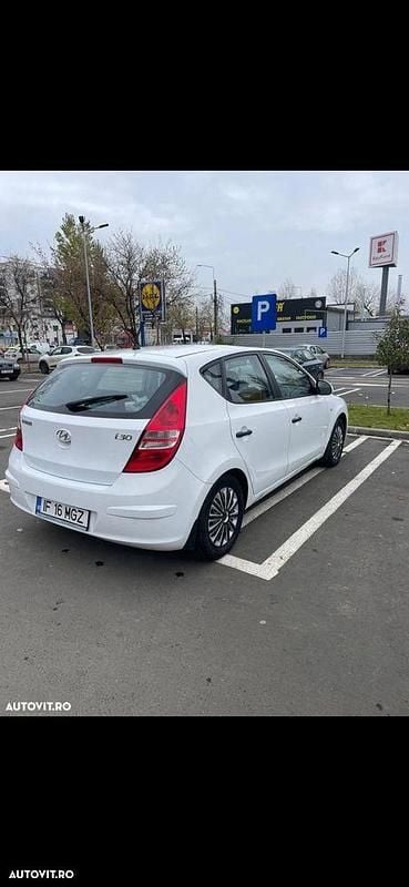 Culoarealb Utilizat 2010 Hyundai i30 Classic Break | 2.400 EUR (Preț bun) - Imagine 1/4
