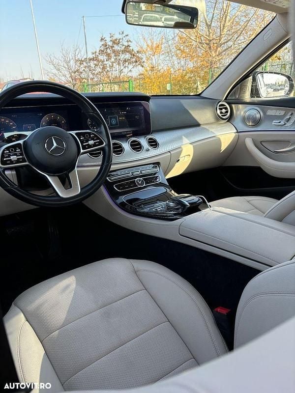 Culoarenegru Utilizat 2020 Mercedes E200 Berlinǎ | 34.000 EUR (Scump) - Imagine 1/4