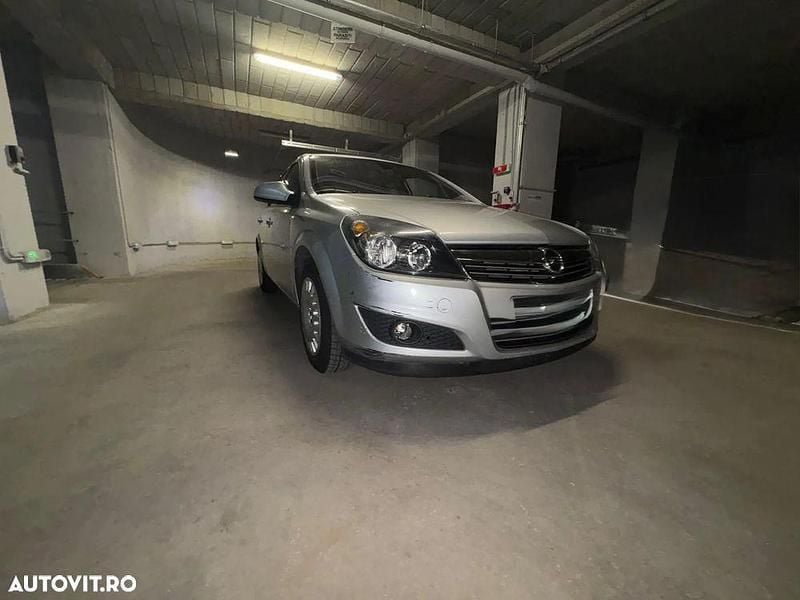 Gri Utilizat 2010 Opel Astra Enjoy Hatchback | 3.200 EUR (Preț bun) - Imagine 1/4