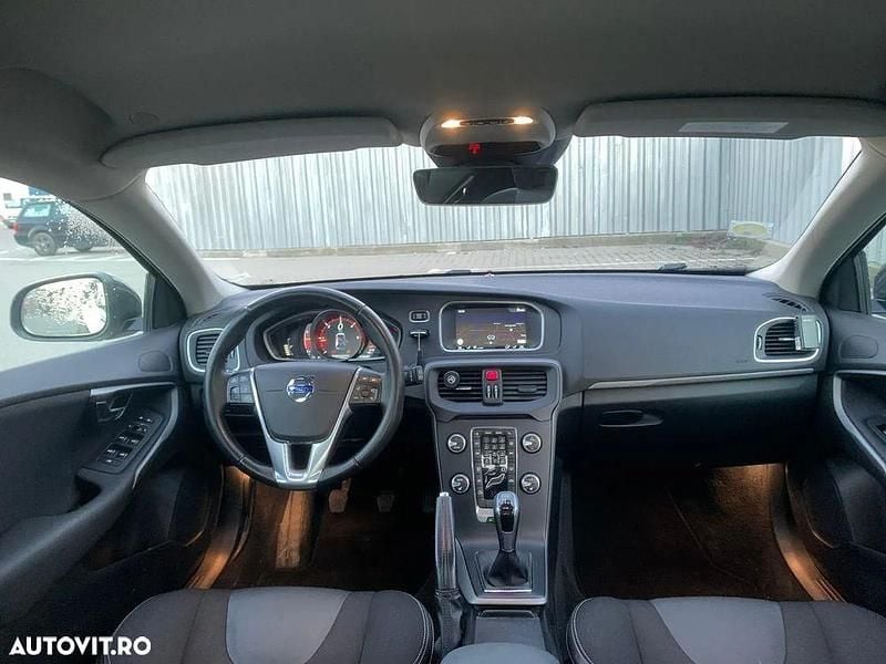Second-hand Volvo V40 120 CP (88 kW) 2016 Culoarenegru Hatchback