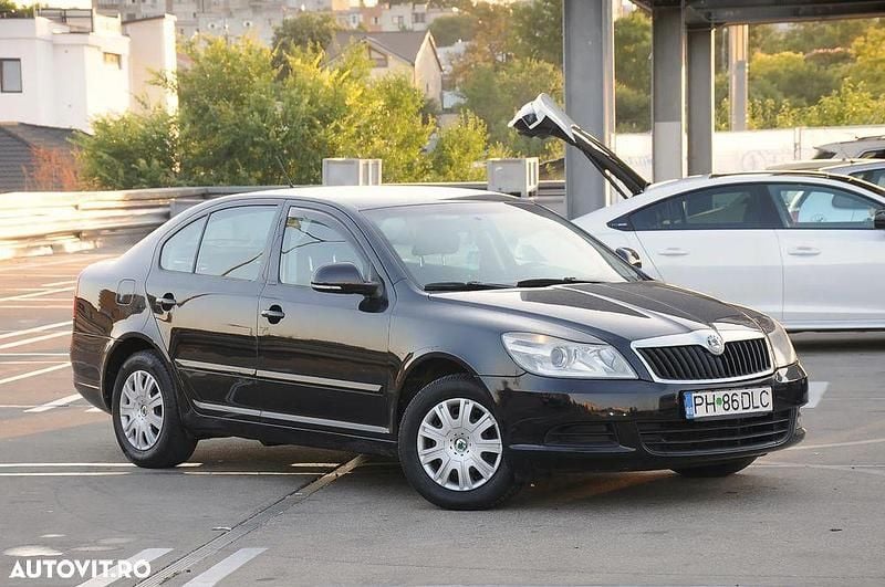 Culoarenegru Utilizat 2011 Skoda Octavia Elegance Berlinǎ | 4.600 EUR (Preț bun) - Imagine 1/4