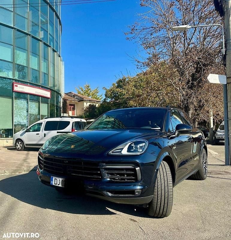 Culoarealbastru Utilizat 2022 Porsche Cayenne SUV | 67.500 EUR - Imagine 1/4