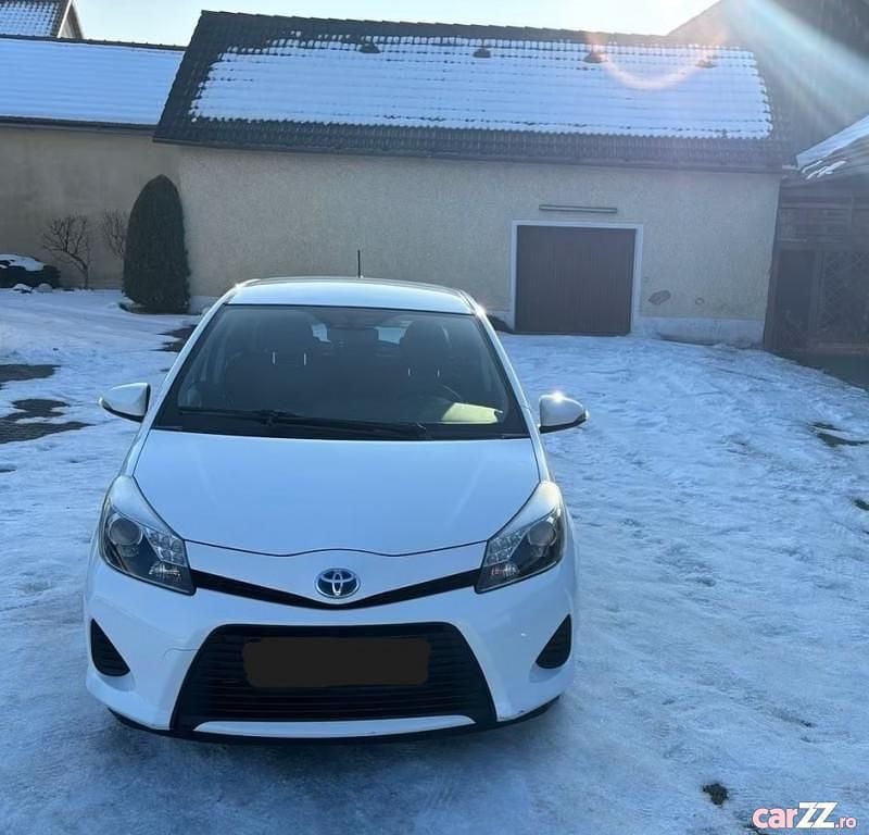 Alb Utilizat 2013 Toyota Yaris Hybrid Hatchback | 9.900 EUR - Imagine 1/4