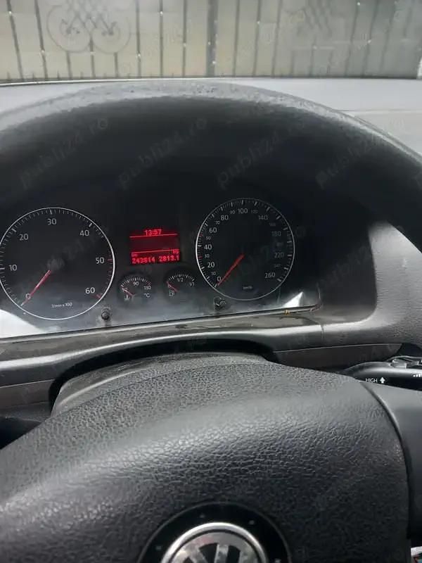 Gri Utilizat 2010 VW Touran Monovolum | 3.750 EUR (Preț bun) - Imagine 1/4