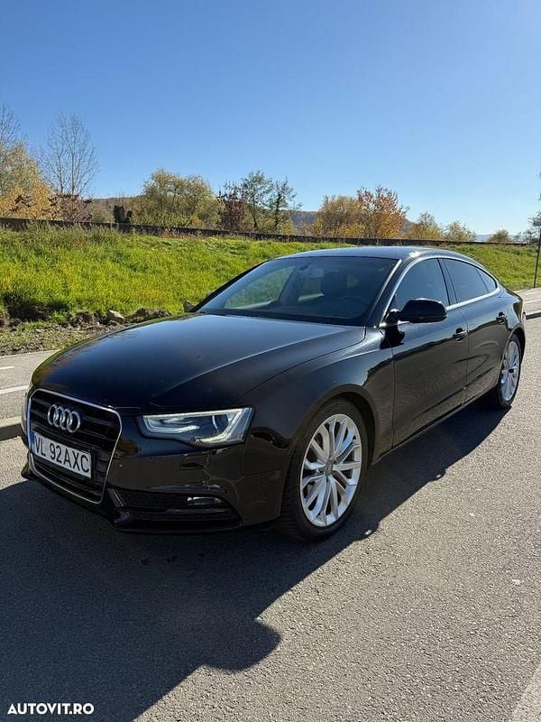 Culoarenegru Utilizat 2014 Audi A5 Comfort Coupe | 10.700 EUR (Super Preț) - Imagine 1/4