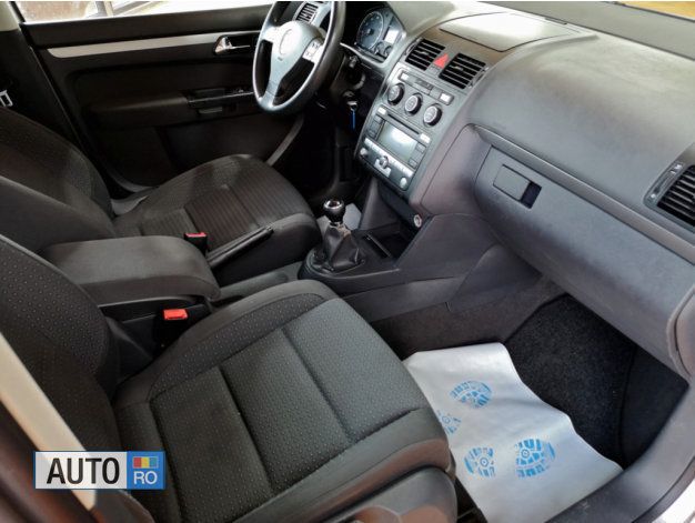 Second-hand VW Touran 130 CP (95 kW) 2005 Gri Monovolum