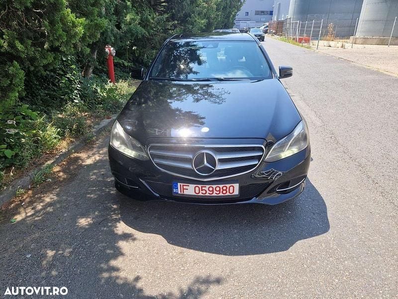 Culoarenegru Utilizat 2015 Mercedes E220 Avantgarde Berlinǎ | 11.500 EUR - Imagine 1/4