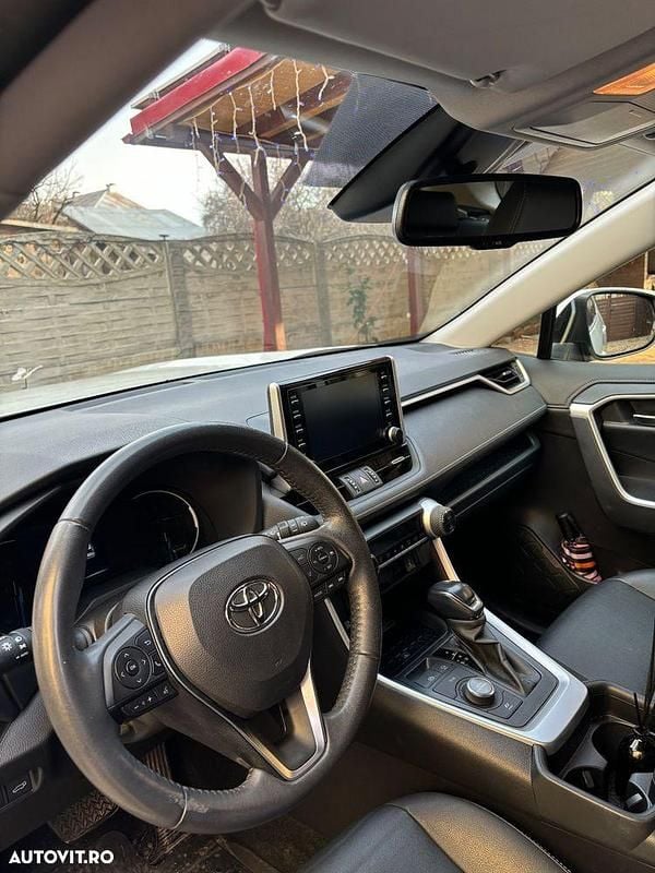 Second-hand Toyota RAV4 Hybrid 178 CP (130 kW) 2021 Culoarealb SUV