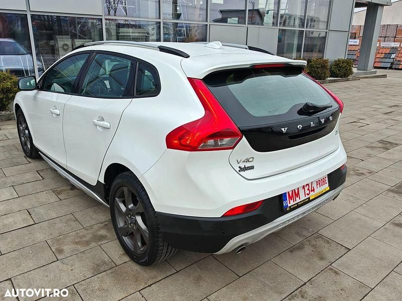 Second-hand Volvo V40 Summum 150 CP (110 kW) 2014 Culoarealb Hatchback