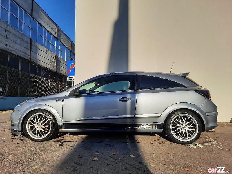 Gri Utilizat 2005 Opel Astra GTC Coupe | 2.290 EUR (Preț OK) - Imagine 1/4
