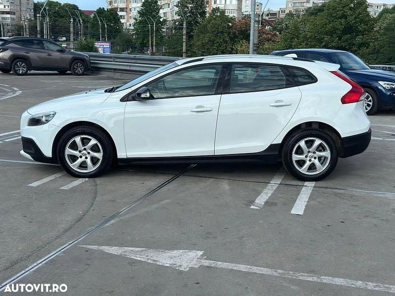 Second-hand Volvo V40 Kinetic 120 CP (88 kW) 2016 Culoarealb Hatchback