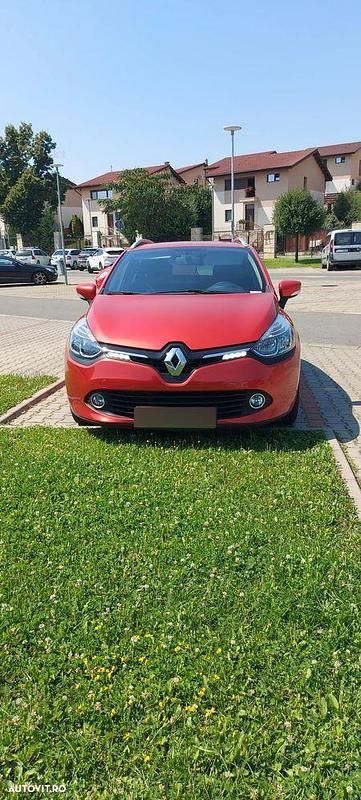 Culoarerosu Utilizat 2015 Renault Clio GrandTour Life Break | 9.900 EUR (Scump) - Imagine 1/4