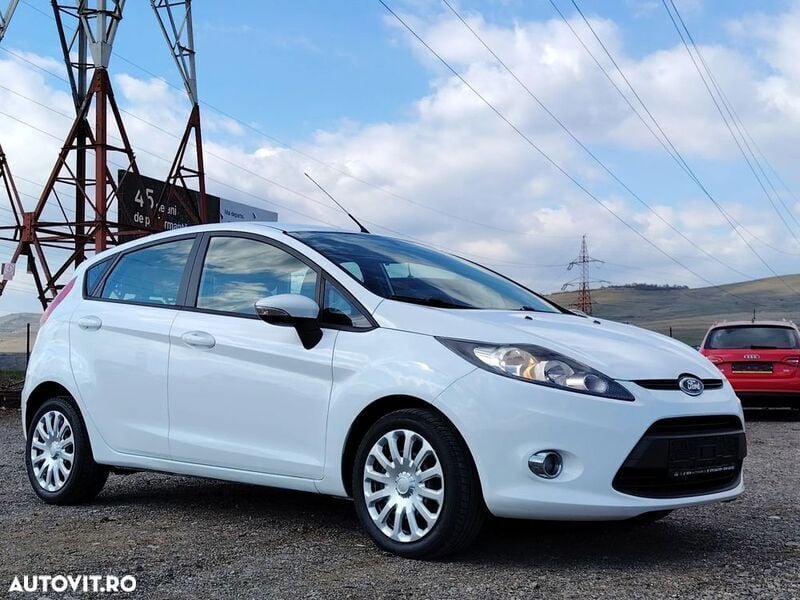 Alb Utilizat 2011 Ford Fiesta Hatchback | 3.900 EUR (Preț OK) - Imagine 1/4