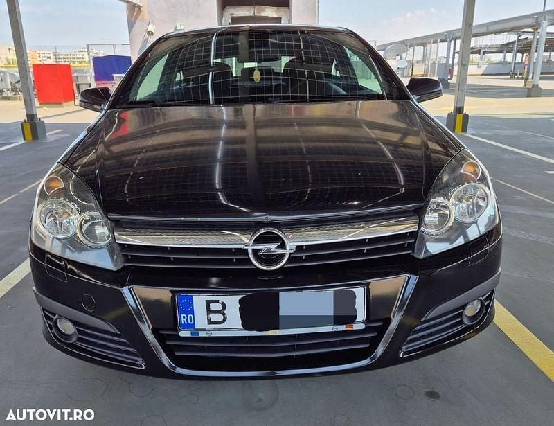 Culoarenegru Utilizat 2009 Opel Astra GTC Sport Coupe | 4.500 EUR - Imagine 1/4