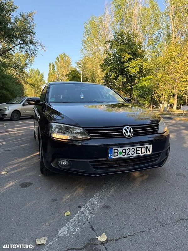 Culoarenegru Utilizat 2011 VW Jetta Comfortline Berlinǎ | 5.400 EUR (Preț OK) - Imagine 1/4