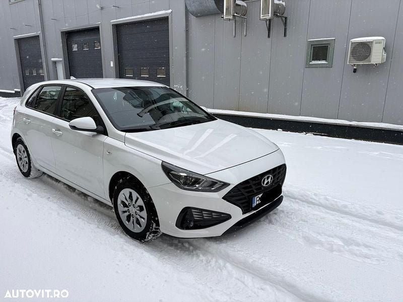 Second-hand Hyundai i30 Comfort 110 CP (80 kW) 2022 Culoarealb Hatchback