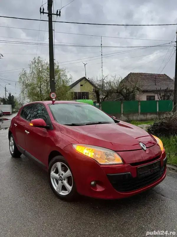 Rosu Utilizat 2009 Renault Mégane III Hatchback | 3.950 EUR (Puțin scump) - Imagine 1/4
