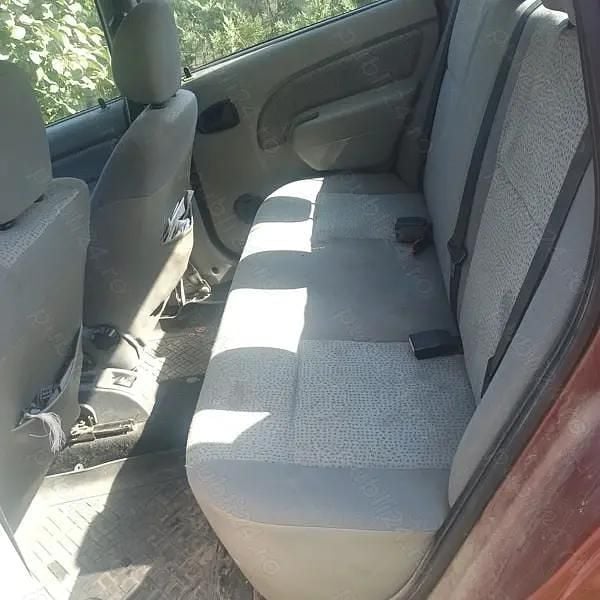 Utilizat 2005 Dacia Logan Berlinǎ | 1.000 EUR (Super Preț) - Imagine 1/4