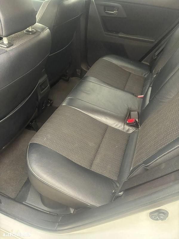 Second-hand Toyota Auris Hybrid 99 CP (72 kW) 2014 Culoarealb Break