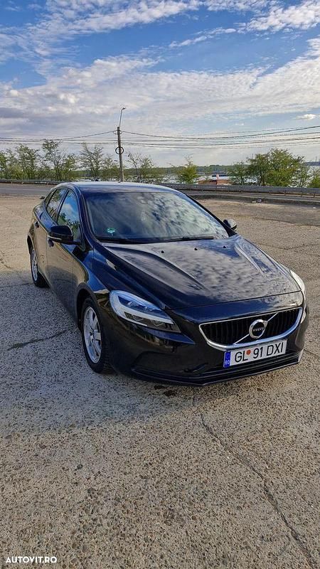 Culoarenegru Utilizat 2017 Volvo V40 Break | 10.990 EUR (Puțin scump) - Imagine 1/4
