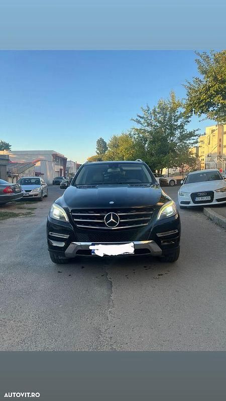 Culoarenegru Utilizat 2013 Mercedes ML350 SUV | 15.900 EUR (Preț OK) - Imagine 1/4