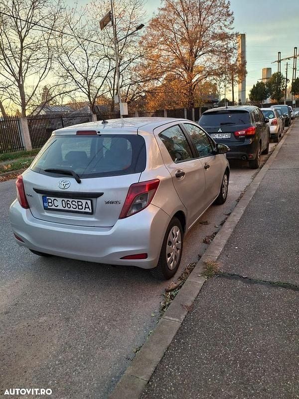 Second-hand Toyota Yaris Terra 99 CP (72 kW) 2012 Culoareargint Hatchback