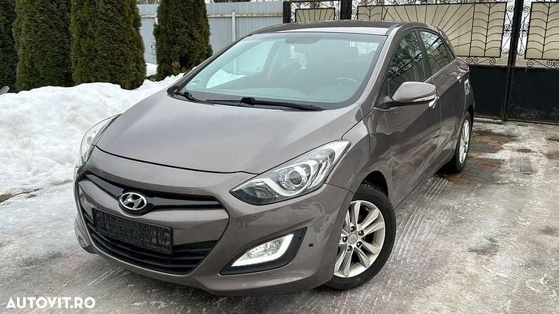 Second-hand Hyundai i30 Style 128 CP (94 kW) 2012 Culoaremaro Hatchback