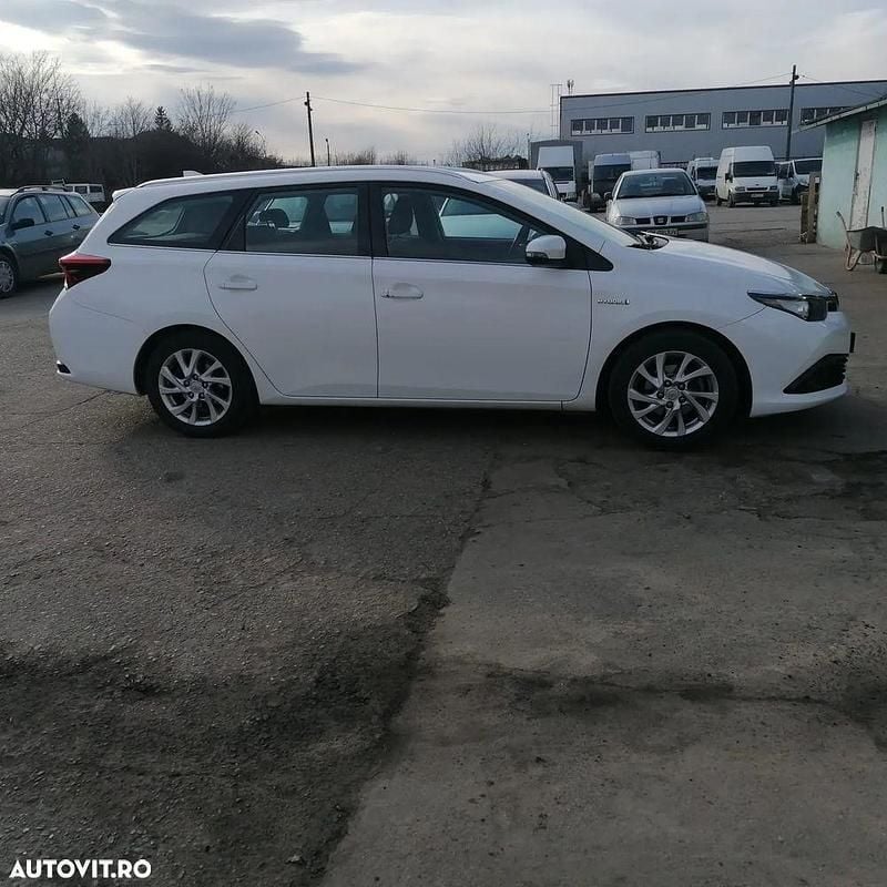 Second-hand Toyota Auris Hybrid Luna 99 CP (72 kW) 2016 Culoarealb Break