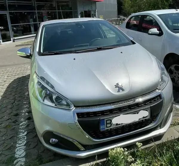 Argintiu Utilizat 2017 Peugeot 208 Allure Hatchback | 9.000 EUR (Super Preț) - Imagine 1/4