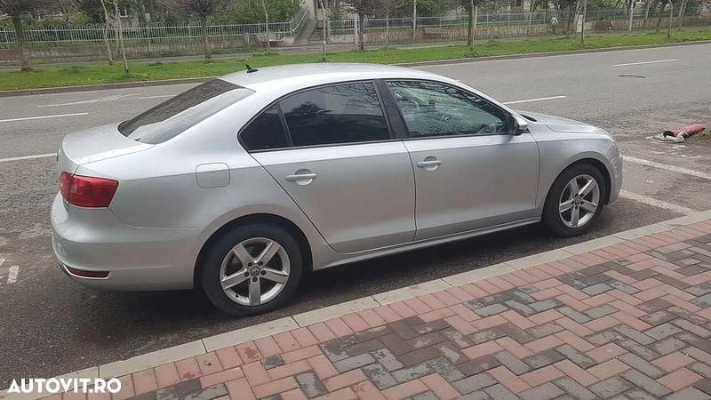Argint Utilizat 2012 VW Jetta Trendline Berlinǎ | 4.999 EUR (Preț bun) - Imagine 1/4