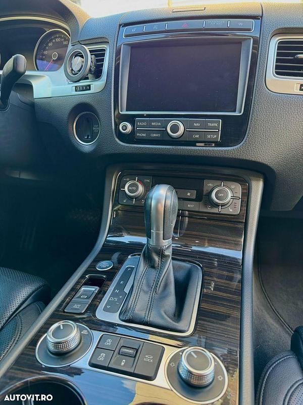 Second-hand VW Touareg Supreme 262 CP (192 kW) 2017 Culoarenegru SUV