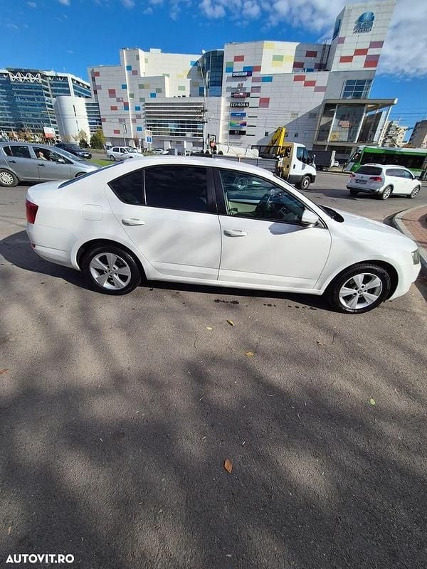 Second-hand Skoda Octavia Ambiente 105 CP (77 kW) 2014 Culoarealb Hatchback