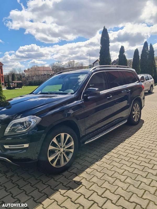 Culoarenegru Utilizat 2016 Mercedes GL350 SUV | 29.500 EUR - Imagine 1/4
