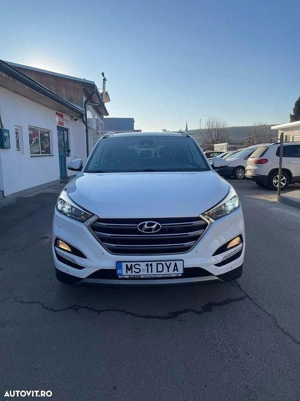 Alb Utilizat 2015 Hyundai Tucson Premium SUV | 14.400 EUR (Preț OK) - Imagine 1/4