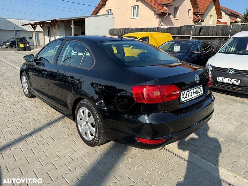 Negru Utilizat 2012 VW Jetta Comfortline Berlinǎ | 5.190 EUR (Preț bun) - Imagine 1/4