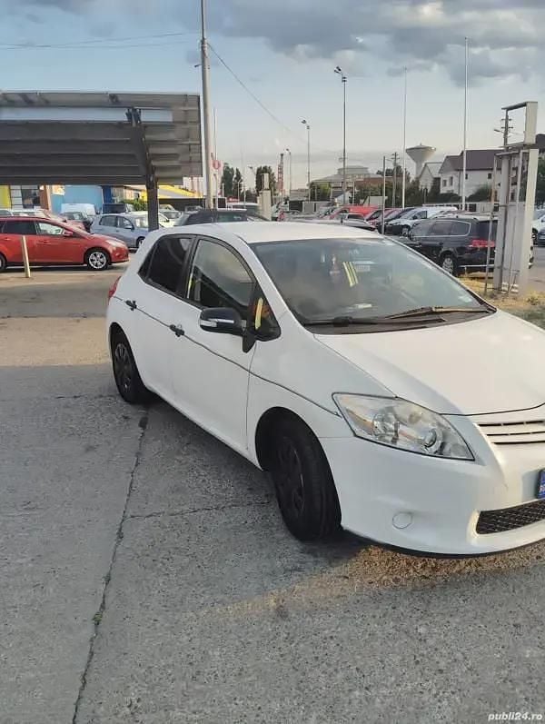 Second-hand Toyota Auris 99 CP (72 kW) 2013 Alb Hatchback