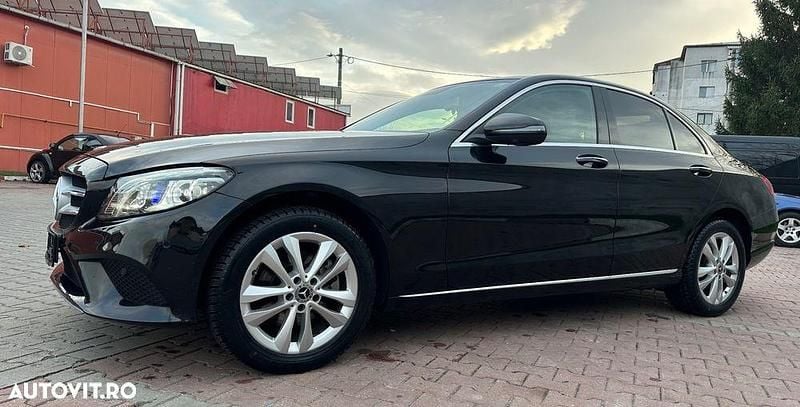 Culoarenegru Utilizat 2019 Mercedes C220 Berlinǎ | 26.500 EUR (Preț OK) - Imagine 1/4