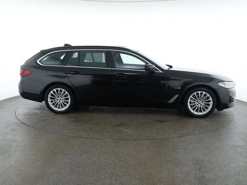 Second-hand BMW 530e 292 CP (214 kW) 2022 Negru  metalic Break