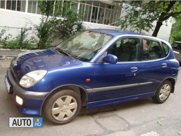 Second-hand Daihatsu Sirion 75 CP (55 kW) 2000 Albastru Hatchback